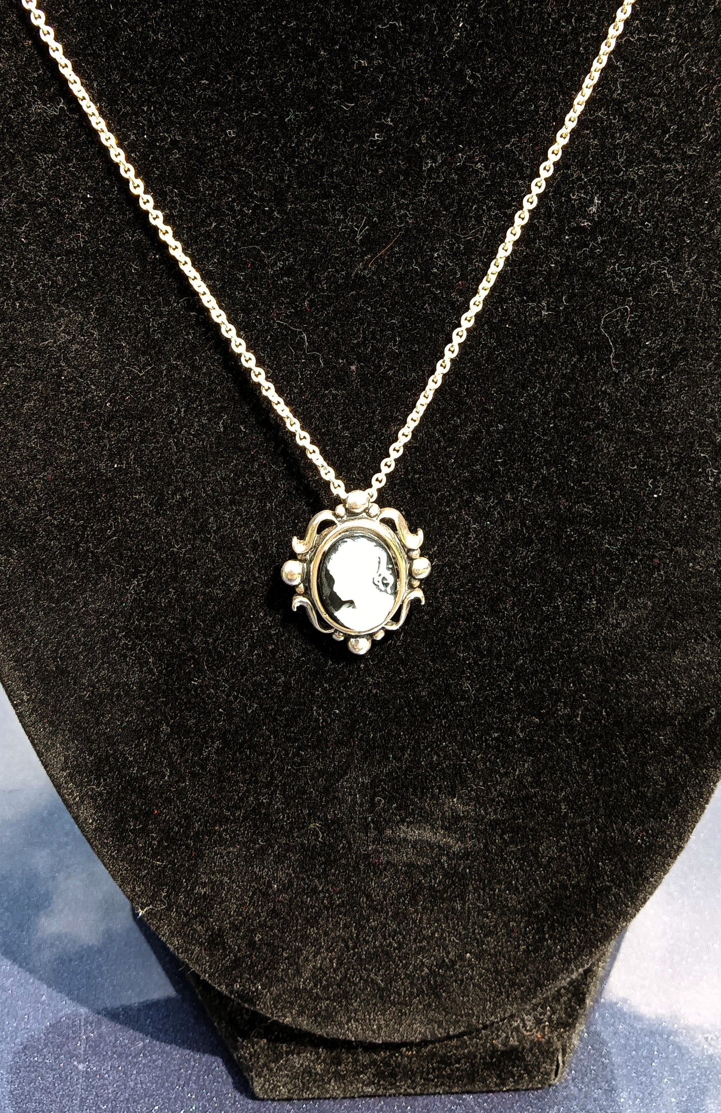 Vintage 925 Signed (M) 925 Black and White Woman Bust Small Cameo Pendant Necklace