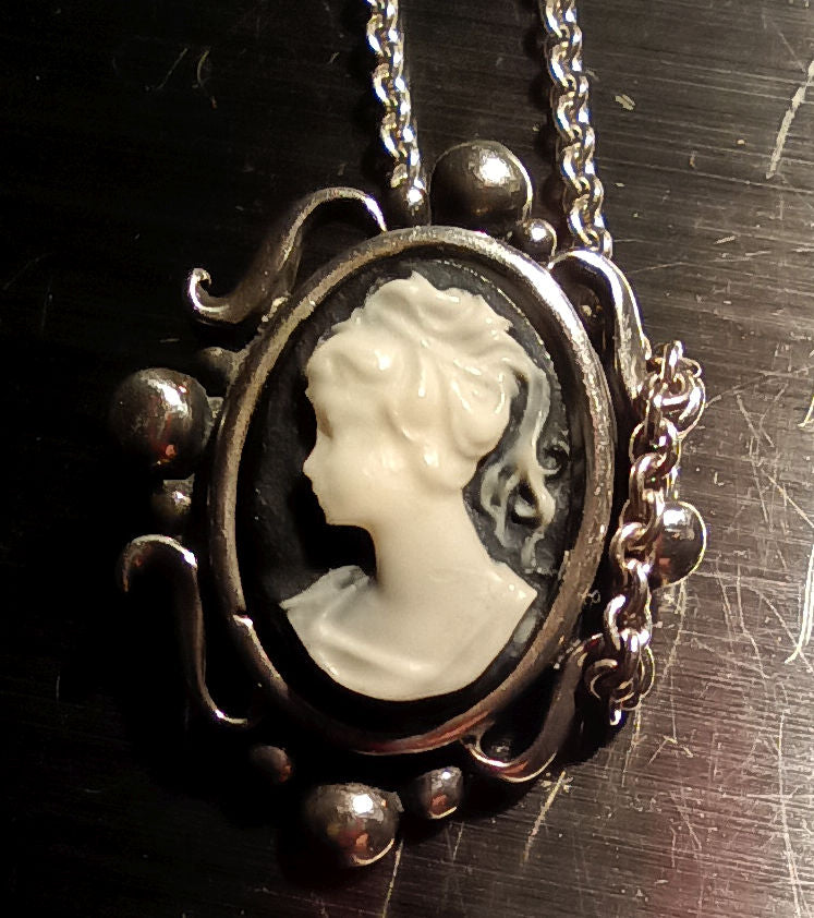 Vintage 925 Signed (M) 925 Black and White Woman Bust Small Cameo Pendant Necklace