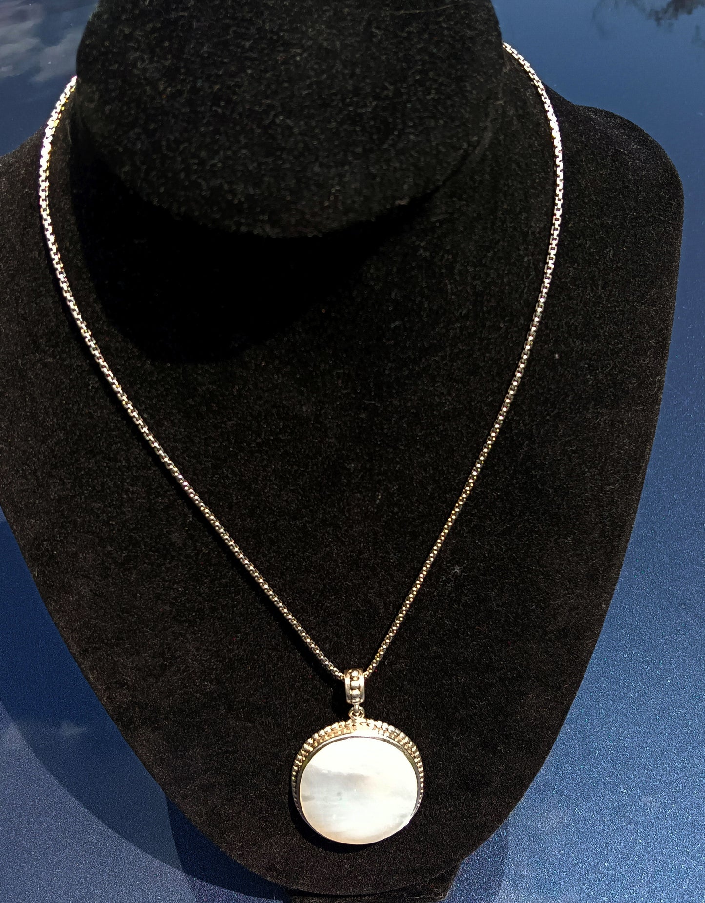 Mother of Pearl Oval Pendant Necklace