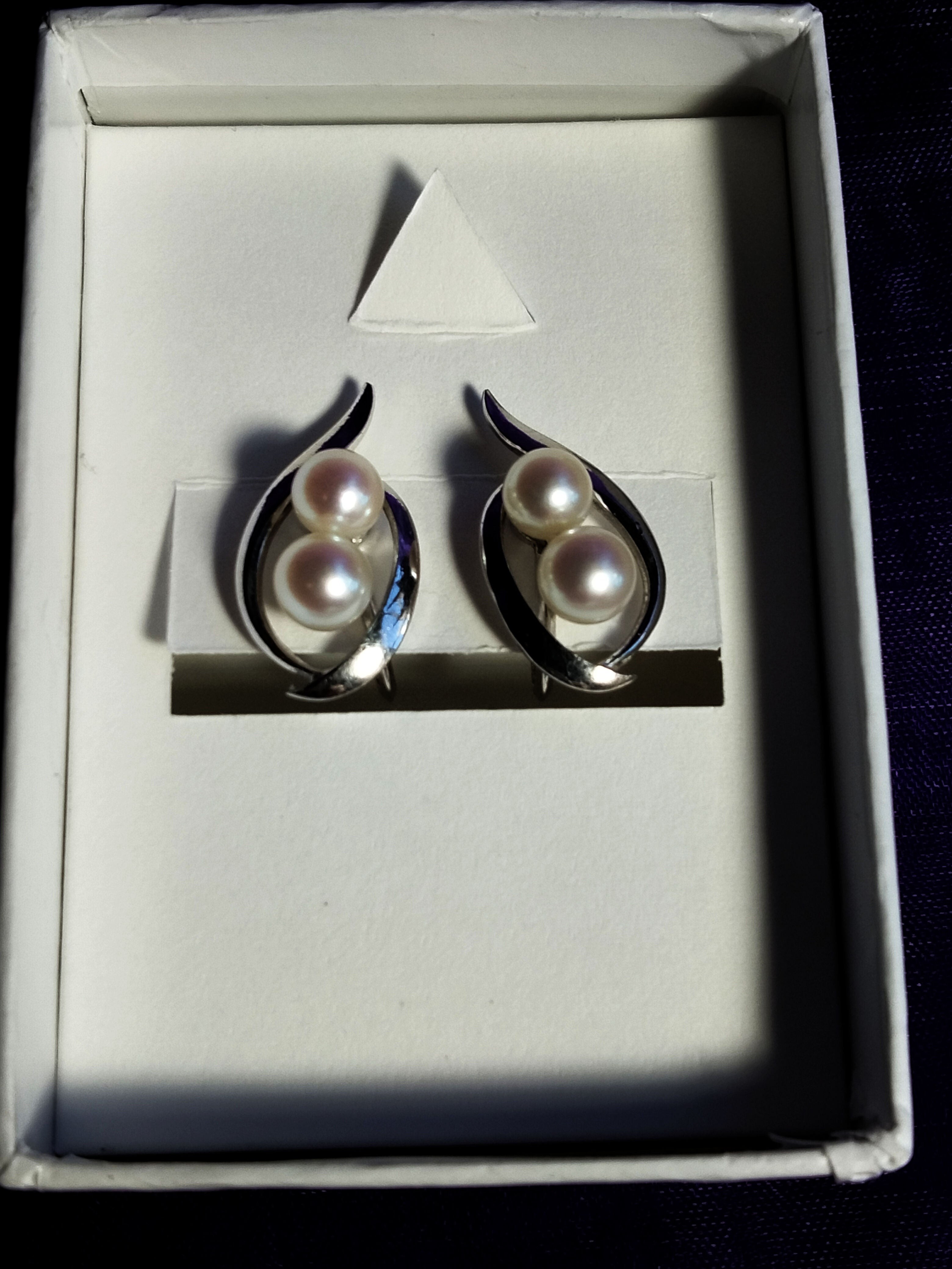 Mikimoto Vintage Screw Back Pearl Earrings – Meandering Echo's™  Metaphysical Emporium